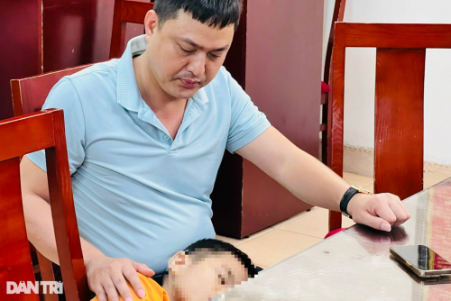 Khoảnh khắc người mẹ giật lại con trai 7 tuổi bị bắt cóc ở Hà Nội