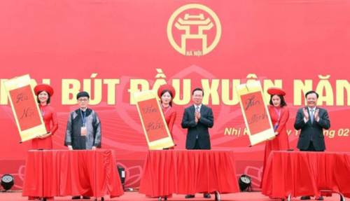 Chủ tịch nước khai bút đầu xuân tại Khu Lưu niệm Nguyễn Trãi