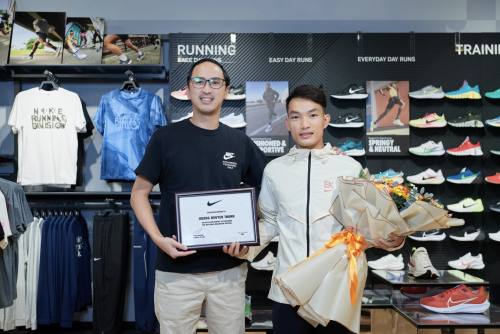 Đại diện phân phối Nike Việt Nam (Kcons) vinh danh “kỷ lục gia” Hoàng Nguyên Thanh: Cú hích cho marathon Việt Nam vươn tầm châu lục