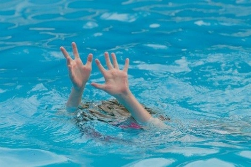 Nam sinh 14 tuổi tử vong sau khi tắm ở bể bơi