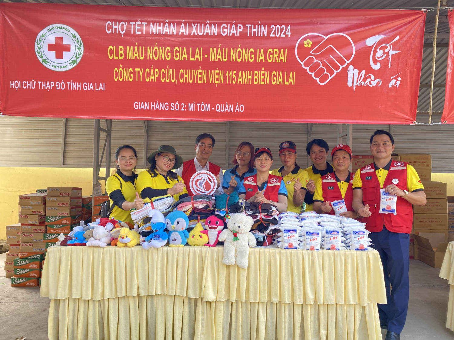 Chương trình Chợ nhân đạo được thực hiện bởi CLB tình nguyện viên máu nóng Ia Grai. 