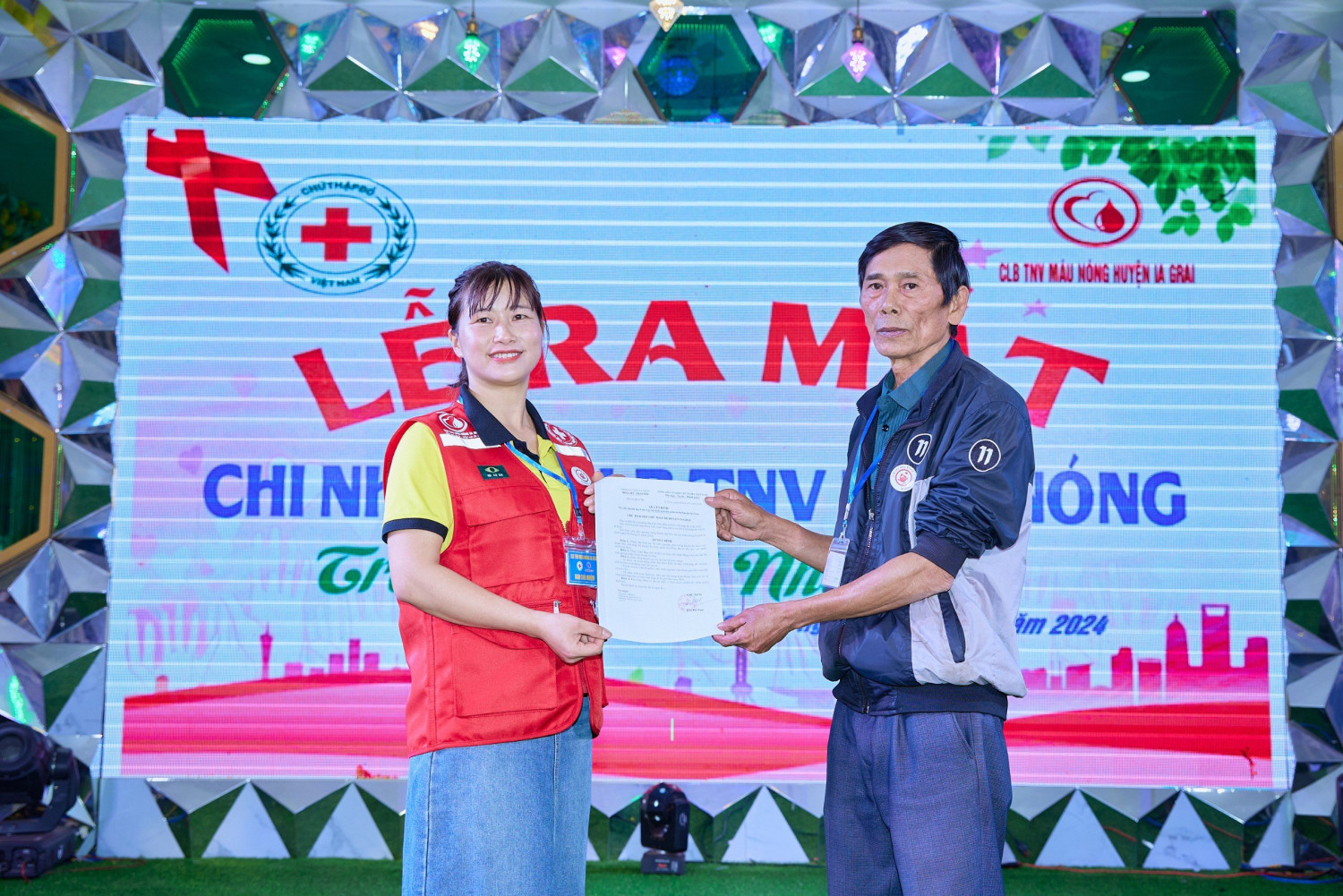 Chị Ngô Thị Loan (bên trái) - chủ nhiệm CLB tình nguyện viên máu nóng Ia Grai. 